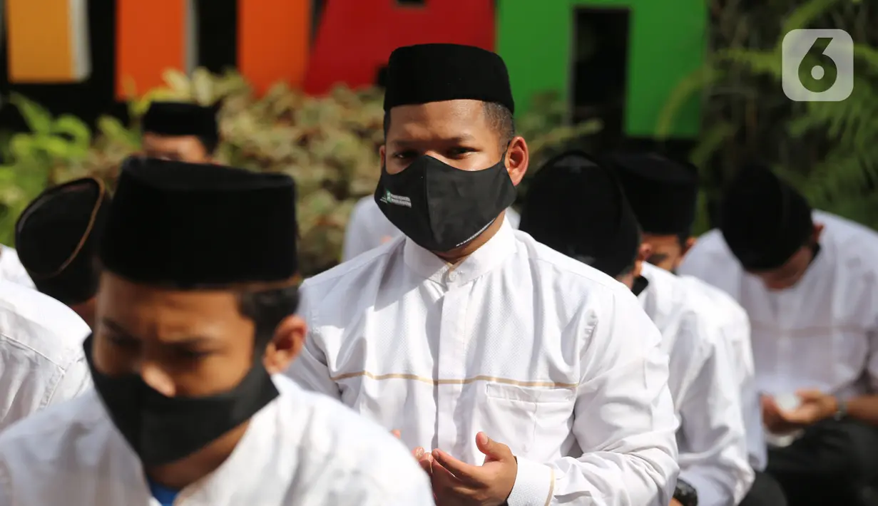 Sejumlah santri mengikuti kegiatan doa Istighosah di Pondok Pesantren An-Nuqthah, Kota Tangerang, Banten, Kamis (22/10/2020). Kegiatan tersebut digelar untuk memperingati Hari Santri Nasional dengan tema "Santri Sehat, Indonesia Kuat" yang jatuh pada hari ini. (Liputan6.com/Angga Yuniar)