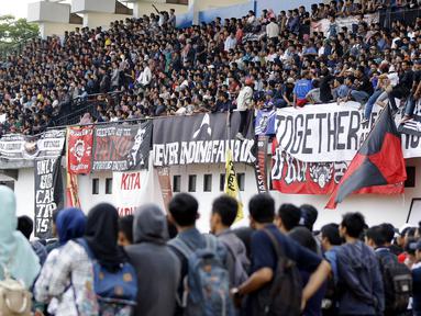Ribuan suporter menonton laga antara Universitas Muhammadiyah Malang (UMM) melawan Universitas Negeri Malang (UM) pada laga final Torabika Campus Cup 2017 di Stadion UM, Malang, Kamis, (02/11/2017). UMM menang 2-0 atas UM. (Bola.com/M Iqbal Ichsan)