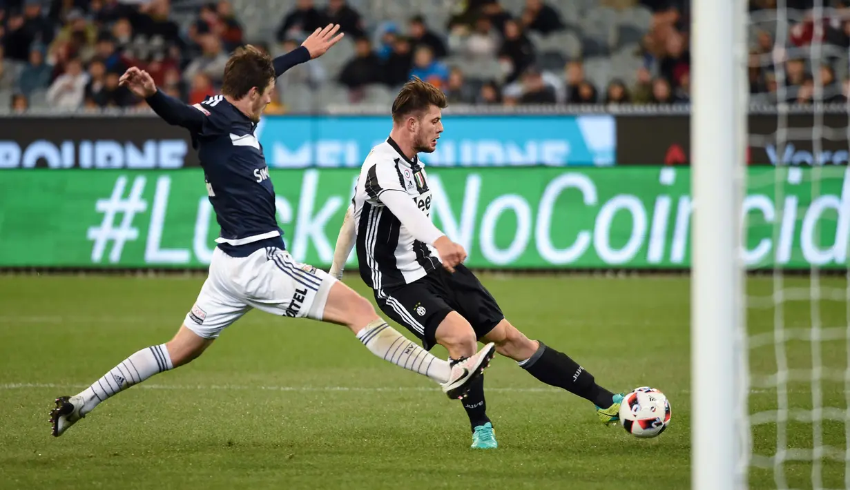 Pemain Juventus, Alberto Cerri (kanan) mencoba melewati hadangan pemain Melbourne Victory, James Donachie pada ajang International Champions Cup football di Melbourne, (23/7/2016). AFP/Saeed Khan)