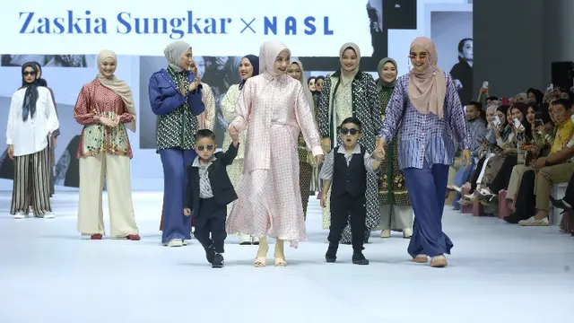 Geng Cendol Kenakan Pakaian Kolaborasi Brand Zaskia Sungkar dan Nagita Slavina di JFW 2025. [Adrian/Fimela]