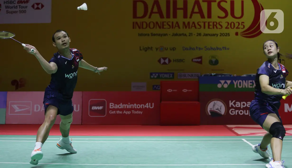 Laga kedua pasangan ganda campuran tersebut berlangsung ketat dan sengit. (Liputan6.com/Helmi Fithriansyah)