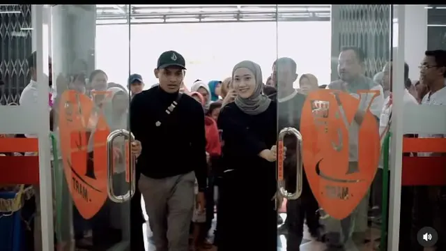 7 Potret Yeni Inka Resmikan Bisnis Minimarket Pribadi, Banjir Doa