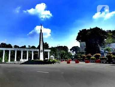 Suasana lalu lintas di Kawasan Tugu Kujang, Bogor, Jawa Barat, Rabu (15/4/2020). Pemerintah telah resmi menerapkan Pembatasan Sosial Berskala Besar (PSBB) di wilayah Bogor per hari ini dalam rangka percepatan penanganan COVID-19. (merdeka.com/Arie Basuki)