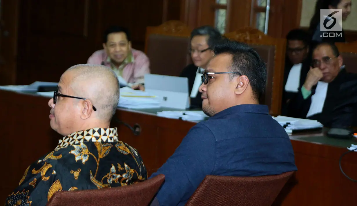 Komisaris PT Murakabi Sejahtera, Irvanto Hendra Pambudi (kanan) menyimak pertanyaan saat menjadi saksi pada sidang dugaan korupsi proyek e-KTP dengan terdakwa, Setya Novanto di Pengadilan Tipikor, Jakarta, Senin (5/3). (Liputan6.com/Helmi Fithriansyah)