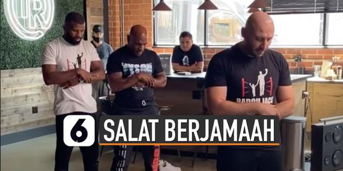 VIDEO: Viral Mike Tyson Salat Berjamaah