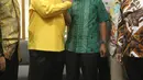 Ketum Partai Golkar Airlangga Hartarto berjabat tangan dengan Ketum PPP Romahurmiziy di Kantor DPP PPP, Jakarta, Kamis (28/6). Kedatangan Airlangga didampingi Ketua DPC dan petinggi Partai Golkar. (Liputan6.com/Arya Manggala)