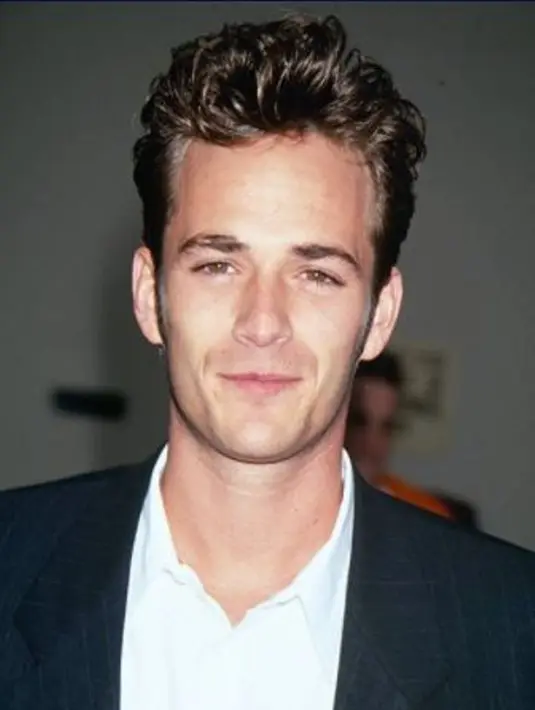 Kini sudah menginjak usia 50an, Luke Perry pun terlihat seksi sewaktu muda. (WireImages/Getty Images/E! News)