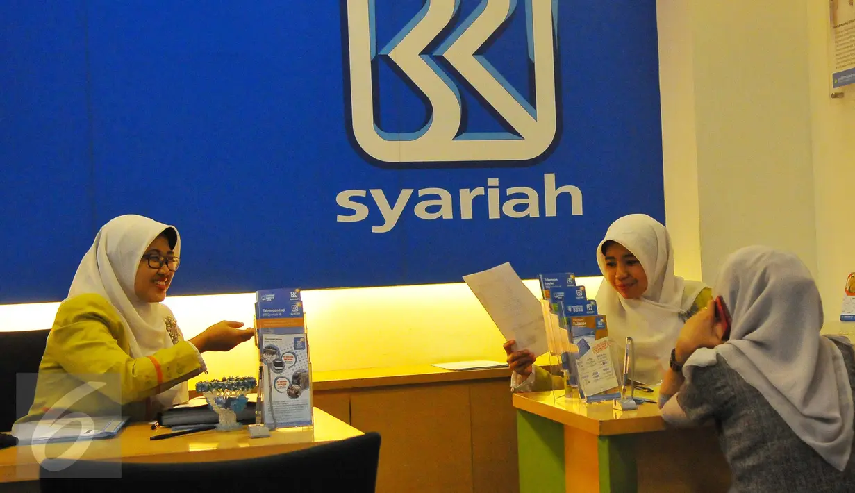 Petugas melayani nasabah di BRI Syariah, Jakarta, Kamis (9/2). Sampai akhir 2016 pertumbuhan perbankan syariah mencapai 19,67 persen. (Liputan6.com/Angga Yuniar)