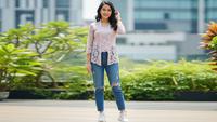 7 Inspirasi Model Kebaya Modern dengan Celana Jeans yang Stylish