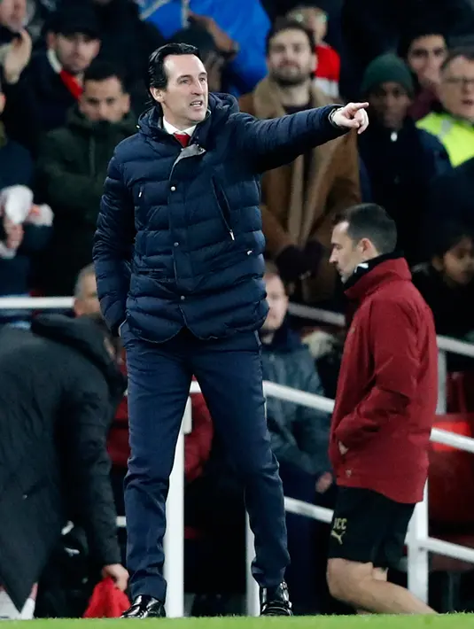 Pelatih Arsenal, Unai Emery memberi instruksi ke para pemainnya saat bertanding melawan Chelsea pada lanjutan Liga Inggris di stadion Emirates di London (19/1). Arsenal menang 2-0 atas Chelsea. (AP Photo/Frank Augstein)
