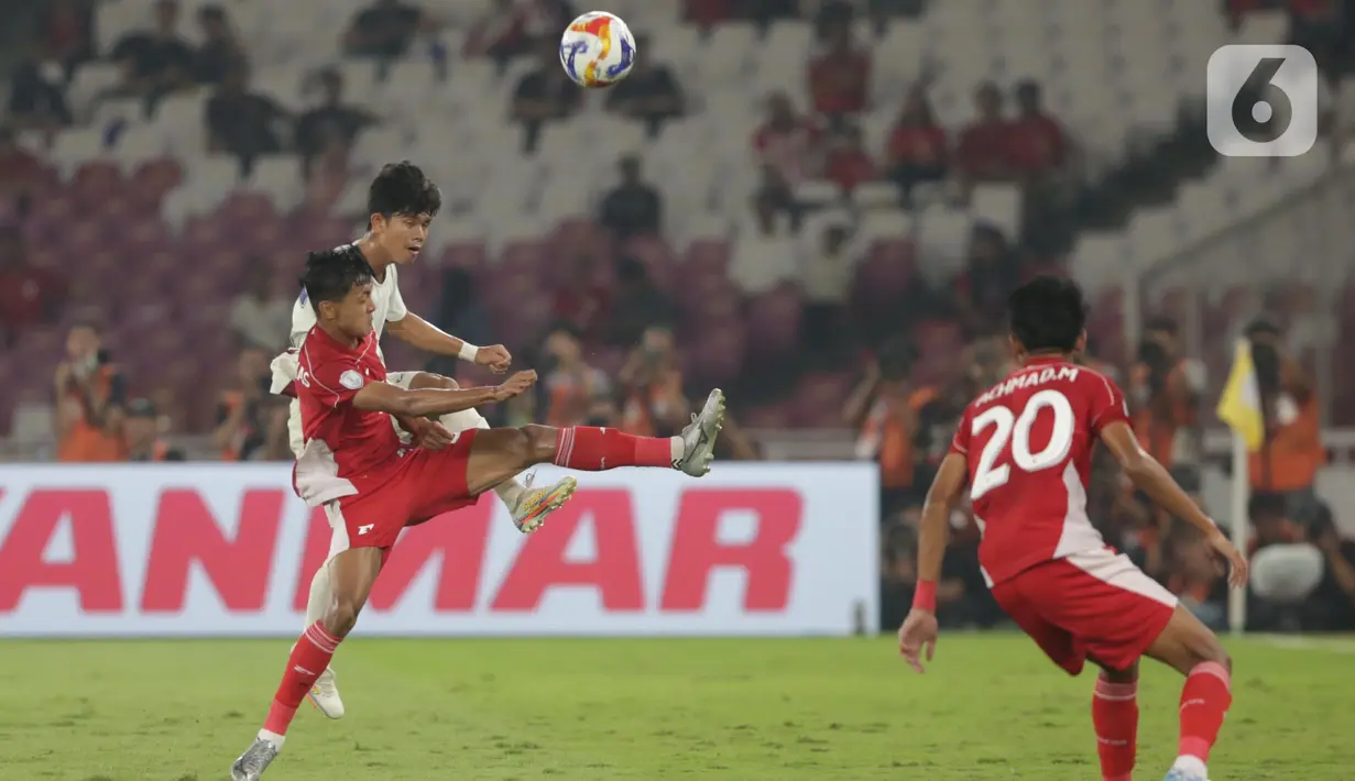 Di babak pertama, kendati penguasaan bola Indonesia lebih tinggi, tim Merah Putih dan Gajah Perang sama-sama memiliki peluang. (Liputan6.com/Helmi Fithriansyah)