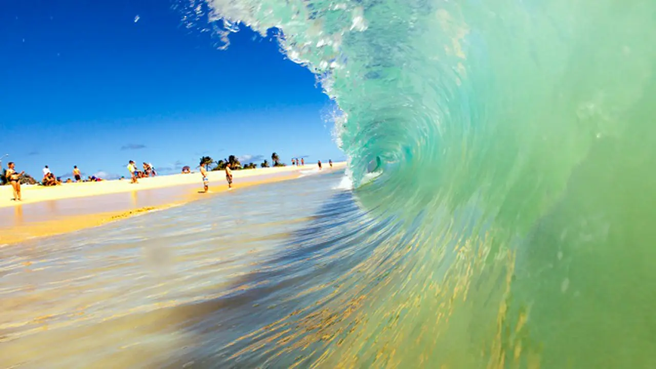 Dustin Wong - POWERFUL SHOREBREAK AT SANDY BEACH