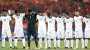 Para pemain Timnas Indonesia mengheningkan cipta sebelum bertanding melawan Vietnam pada laga semifinal Piala AFF di Stadion My Dinh, Hanoi, Kamis (7/12/2016). Indonesia lolos dengan agregat 4-3. (Bola.com/Peksi Cahyo)