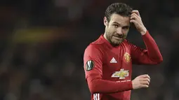Juan Mata pernah dikaitkan kepindahannya menuju Barcelona pada transfer musim panas 2011. Sayangnya, ia memilih bergabung dengan Chelsea. Blaugrana juga mencoba mendapatkannya ketika bermain di Stamford Bridge, namun gagal karena memilih ke Manchester United. (AFP/Oli Scarff)