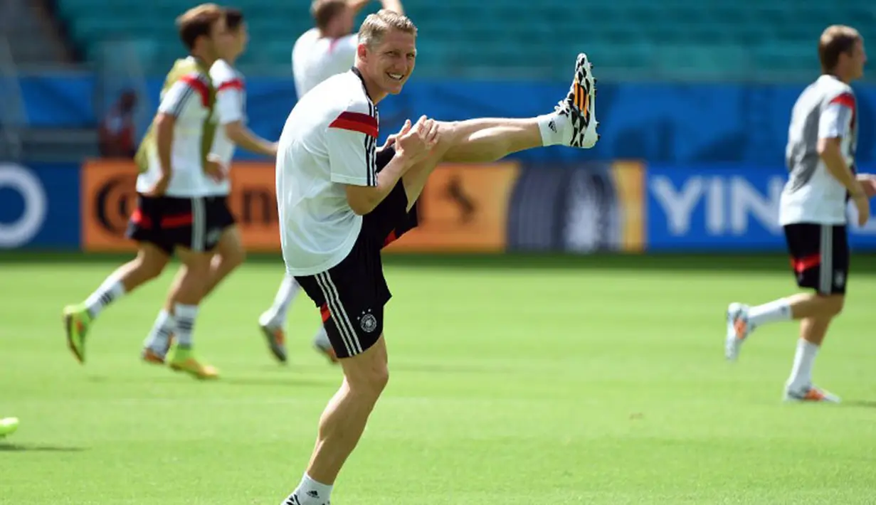 Gelandang Timnas Jerman, Bastian Schweinsteiger, terlihat melakukan pemanasan jelang latihan di Fonte Nova Arena, Salvador, Brasil, (15/6/2014). (AFP PHOTO/Patrik Stollarz)