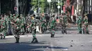 Selain menggunakan sapu manual, petugas juga membersihkan menggunakan truk penyapu jalan yang terus berkeliling di kawasan tersebut. (merdeka.com/Arie Basuki)