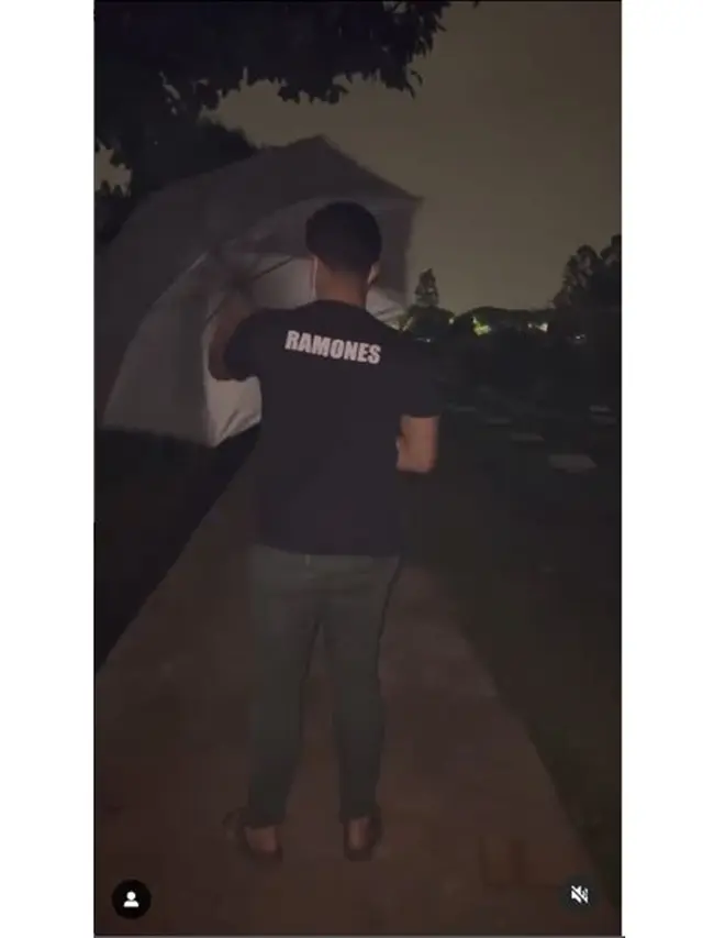 6 Momen Chand Kelvin Ziarah ke Makam Olga Syahputra, Peringati 7 Tahun Kepergian