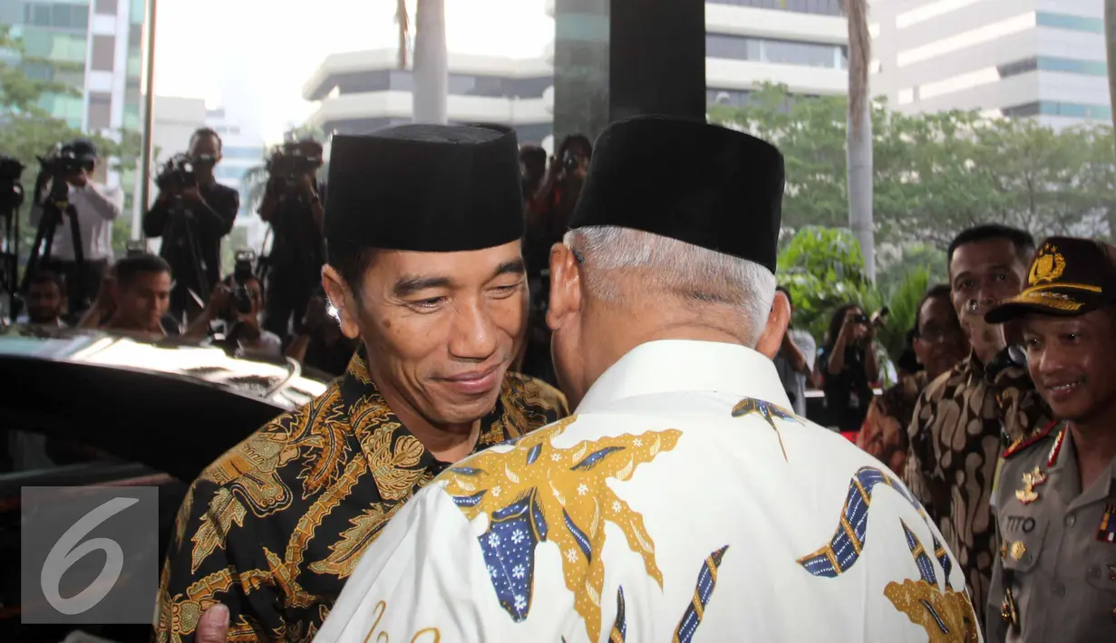 Presiden Jokowi disambut Plt. Ketua KPK Taufiqurachman Ruki saat tiba di Gedung KPK , Jakarta, Kamis (9/7/2015). KPK menggelar buka puasa bersama yang dihadiri oleh sejumlah pejabat negara. (Liputan6.com/Helmi Afandi)