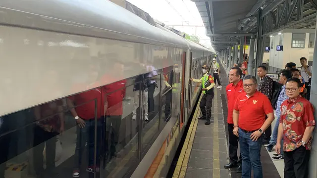 Sekjen PDIP Hasto Kristiyanto Lepas 9 Gerbong Kereta Api untuk Pemudik
