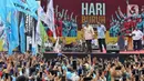 Presiden Prabowo Subianto (baju coklat) saat menghadiri perayaan Hari Buruh Internasional 2025 di kawasan Monumen Nasional (Monas), Jakarta, Kamis (1/5/2025). (Liputan6.com/Angga Yuniar)
