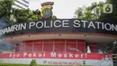 Petugas PMI DKI Jakarta menyempotkan disinfektan di Pos Polisi Bundaran HI, Senin (7/2/2022). Penyemprotan disinfektan tersebut untuk sterilisasi di beberapa titik guna mencegah penyebaran COVID-19 varian omicron yang saat ini sedang mengalami peningkatan (Liputan6.com/Herman Zakharia)