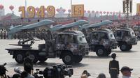 Kendaraan militer melintas membawa  senjata canggih saat parade HUT ke-70 RRC di Beijing, China, Selasa (1/10/2019). Persenjataan yang dipamerkan dalam HUT ke-70 RRC ini termasuk rudal bersenjata nuklir yang bisa mencapai AS dalam 30 menit. (AP Photo/Ng Han Guan)