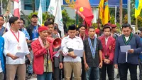 Kelompok Cipayung Plus Malang Raya membacakan petisi moral untuk Presiden Jokowi di Kayutangan, Malang pada Jumat, 9 Februari 2024 (Liputan6.com/Zainul Arifin)