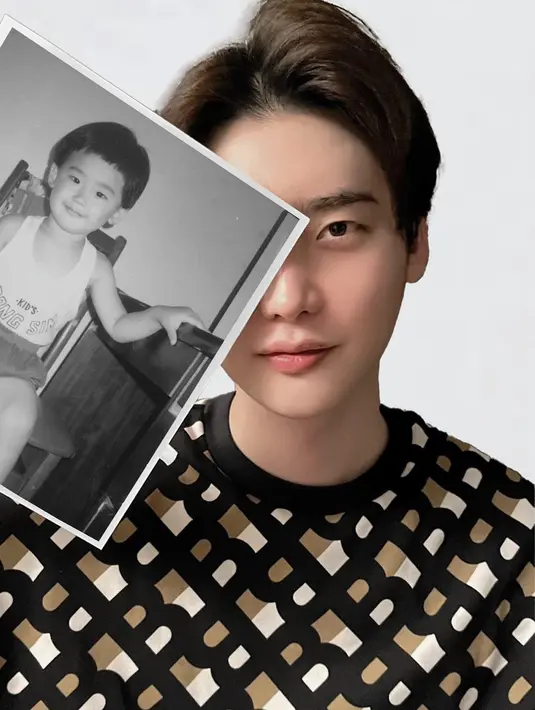 Lee Jong Suk kecil punya rambut mangkok yang lucu. Ia duduk dan mengenakan setelan singlet dan celana pendek. [Instagram @jongsuk0206]