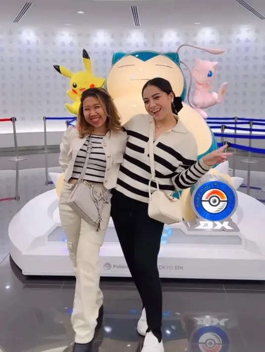 Turut ajak Kiky Saputri di agenda liburannya kali ini, Nagita tampak kece dengan knit top motif bergaris dan sneakers. [Foto: IG/kikysaputrii].