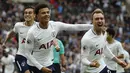 Pemain Tottenham, Christian Eriksen (kanan) menyumbangkan satu-satunya gol kemenangan untuk timnya saat melawan Bournemouth pada laga Premier League di Wembley Stadium, London, (14/10/2017).  Spurs menang 1-0. (AFP/Adrian Dennis)