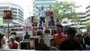 Massa menggelar aksi unjuk rasa di depan Gedung KPK, Jakarta, Senin (4/1/2016). Mereka menuntut KPK untuk mengusut tuntas aliran dana bansos yang diberikan Gubernur Sumut, Gatot Pujo Nugroho kepada sejumlah pihak. (Liputan6.com/Helmi Afandi)