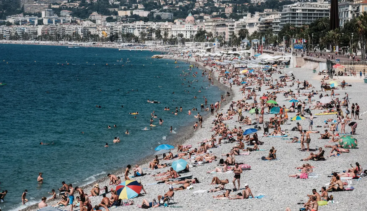 Orang-orang menikmati suasana di sebuah pantai yang ada di Nice, Prancis selatan, pada 22 Juli 2020. Banyak pengunjung memadati Nice selama liburan musim panas di tengah pandemi COVID-19. (Xinhua/Serge Haouzi)LIP