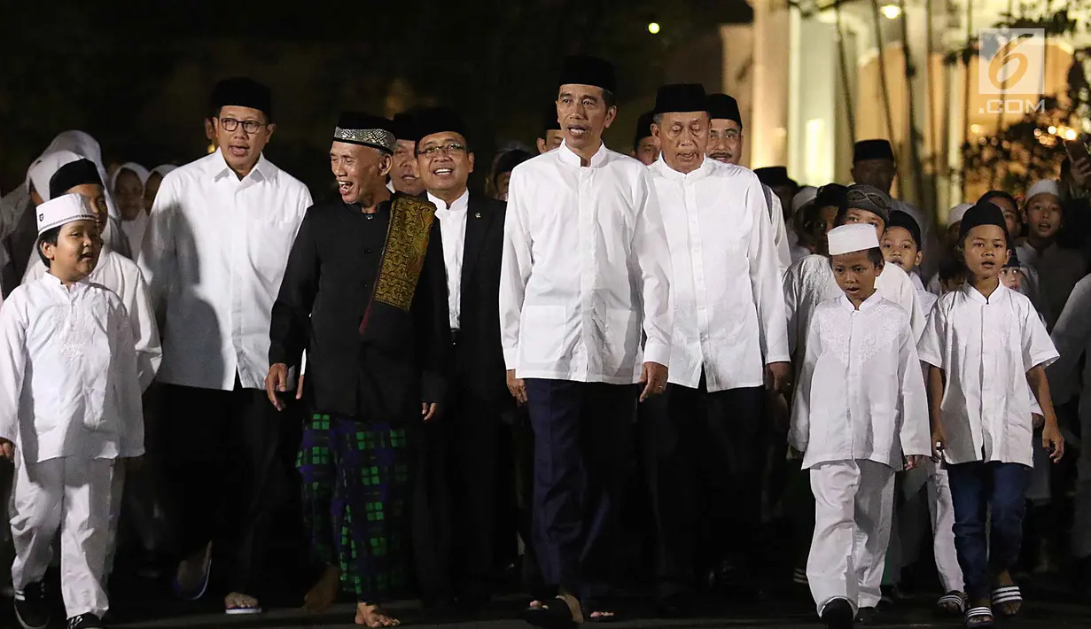 Presiden Joko Widodo (Jokowi) bersama anak-anak yatim se-Jabodetabek berjalan beriringan menuju masjid yang berada di halaman Istana, Jakarta, Senin (12/6). (Liputan6.com/Angga Yuniar)