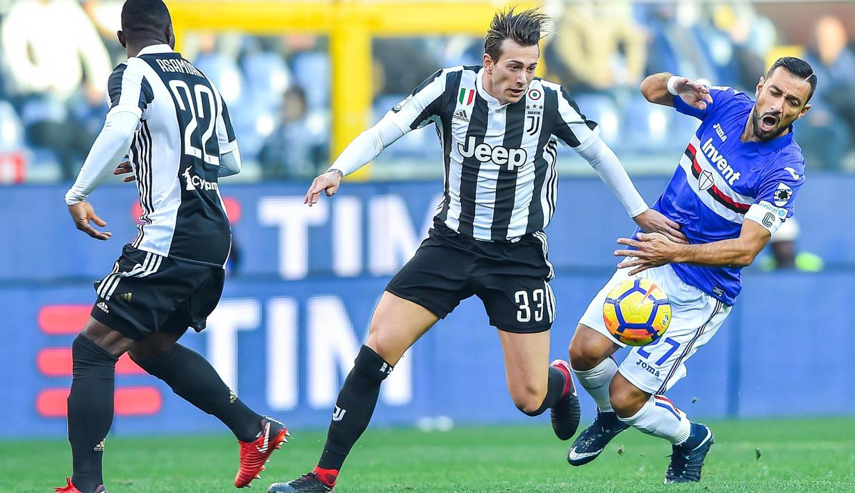 Striker Juventus, Federico Bernardeschi, berebut bola dengan striker Sampdoria, Fabio Quagliarella, pada laga Serie A Italia di Stadion Luigi Ferraris, Genoa, Minggu (19/11/2017). Sampdoria menang 3-2 atas Juventus. (AP/Simone Arveda)