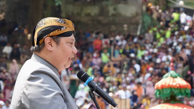 Menteri Koordinator Bidang Perekonomian Airlangga Hartarto menghadiri prosesi acara puncak Saparan Apem Yaa Qawiyyu, Jumat (23/8/2024). (Dok Kemenko Perekonomian)