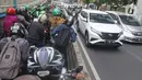 Sejumlah pengendara sepeda motor mencoba menghindar saat polisi menggelar razia bagi penerobos jalur Transjakarta di Jalan Sultan Agung, Manggarai, Jakarta, Rabu (12/2/2020). Pengendara kerap melintasi jalur Transjakarta untuk menghindari kemacetan lalu lintas. (Liputan6.com/Herman Zakharia)