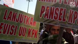 Massa membawa poster saat melakukan aksi mendukung Revisi UU KPK di depan Gedung DPR/MPR RI, Jakarta, Rabu (11/9/2019). Mereka menyuarakan pro dan kontra terhadap revisi Undang-Undang Nomor 30 Tahun 2002 tentang Komisi Pemberantasan Tindak Pidana Korupsi. (Liputan6.com/Johan Tallo)