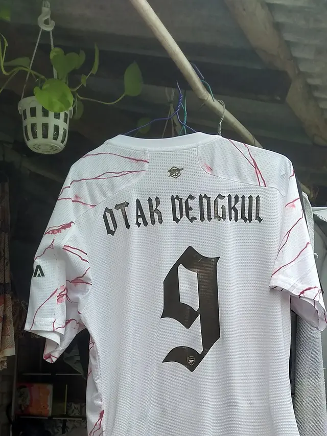 6 Potret Tulisan Nama di Jersey Ini Kocak, Bikin Senyum-Senyum