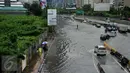 Sejumlah kendaraan menghindari genangan air di Jalan S Parman di ruas depan Kampus Trisakti dan Universitas Tarumanegara, Jakarta, Selasa (21/2). Banjir di kawasan ini disebabkan meluapnya beberapa sungai di Jakarta Barat. (Liputan6.com/Gempur M Surya)