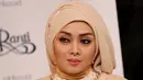 Keanggunan Terry Putri semakin terlihat dalam balutan busana hijab warna krem (Wimbarsana/Bintang.com)