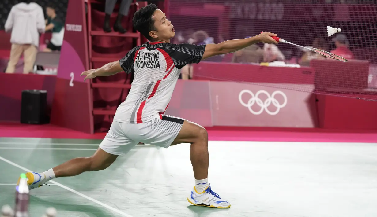 Pebulu tangkis Indonesia Anthony Sinisuka Ginting saat bertanding melawan pebulu tangkis Rusia Sergey Sirant pada penyisihan grup tunggal putra Olimpiade Tokyo 2020 di Tokyo, Jepang, Rabu (28/7/2021). Anthony Ginting lolos ke 16 besar Olimpiade Tokyo 2020. (AP Photo/Dita Alangkara)