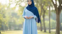 Dress Biru Langit dengan Aura Tenang/Dress Panjang Elegan Kombinasi Pashmina Muslimah (Sumber: gemini.com)