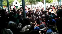 Warga Cirebon berbut koin yang dibagikan Keluarga Keraton Kanoman Cirebon dalam Tradisi Tawurji. Foto (Liputan6.com / Panji Prayitno)