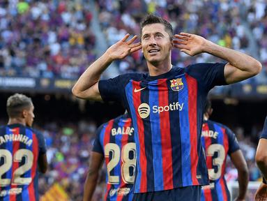 Pemain Barcelona, Robert Lewandowski melakukan selebrasi setelah mencetak gol ke gawang Real Valladolid pada laga Liga Spanyol 2022/2023 yang berlangsung di Stadion Camp Nou, Barcelona, 28 Agustus 2022. (AFP/Josep Lago)