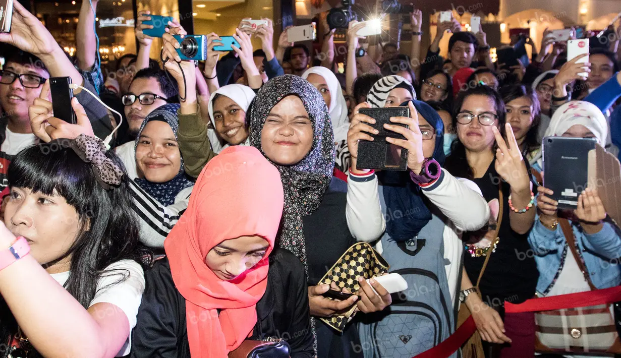 Fans Rio Haryanto dengan sabar menunggu berjam-jam demi berjumpa dengan idolanya. (Bola.com/Vitalis Yogi Trisna)