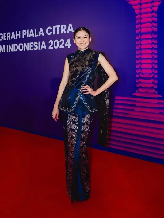 Marissa Anita kenakan Vest Selempang dan rok tenun biru navy rancangan Tangan Prive [@tangan.prive]