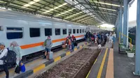 Para penumpang hendak naik ke dalam Kereta Api di Staisun Ketapang Banyuwangi (Istimewa)