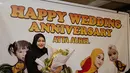 Aurel Hermansyah tampil simpel dengan busana serba hitam. Tidak diberikan buket bunga, Aurel diberikan buket sayuran oleh Atta Halilintar. Perayaan anniversary-nya sederhana, kebahagiaan terpancar jelas di wajah anak sambung Ashanty ini. Berbeda dengan tahun ini, tahun lalu Aurel mendapatkan kado mewah dari Atta dan dirayakan dengan dinner romantis berdua. (Liputan6.com/IG/@attahalilintar)