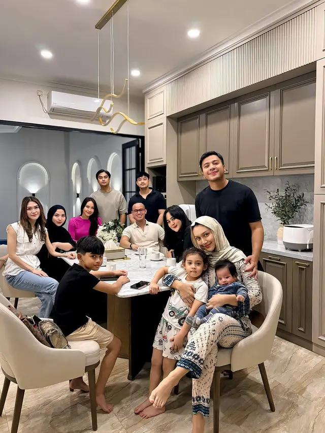 6 Potret Kejutan Ulang Tahun Melody Prima ke-30, Ibu Tiga Anak yang Awet Muda