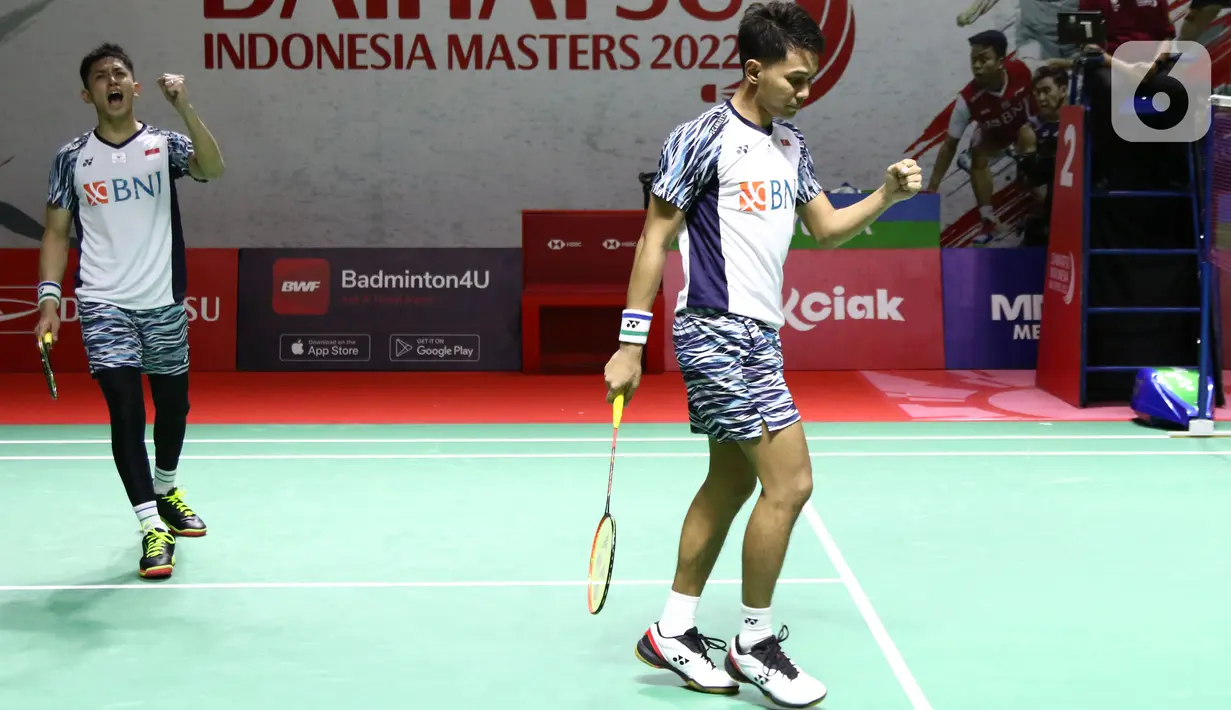 Pebulu tangkis ganda putra Indonesia, Fajar Alfian/Muhammad Rian Ardianto saat bertanding melawan Pramudya Kusumawardana/Yeremia Erich Yoche Yacob Rambitan pada babak 16 besar Indonesia Masters 2022 di Istora Senayan, Jakarta, Kamis (9/6/2022). Fajar/Rian unggul 16-21, 21-17, dan 21-13. (Liputan6.com/Helmi Fithriansyah)